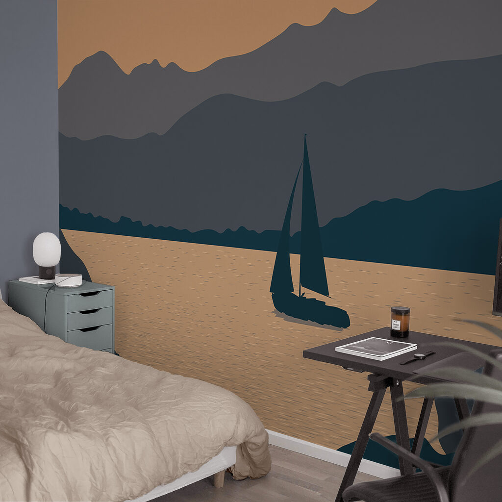 Plachetnice na vodě s horami v pozadí