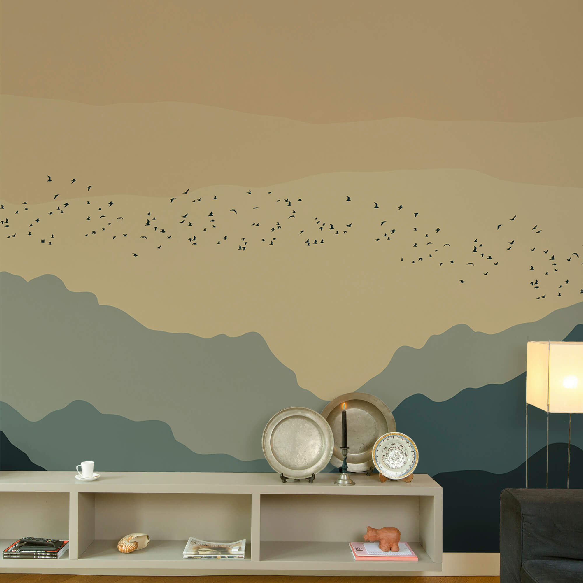 Skupina ptáků letících nad horami Skupina ptáků letících nad horami