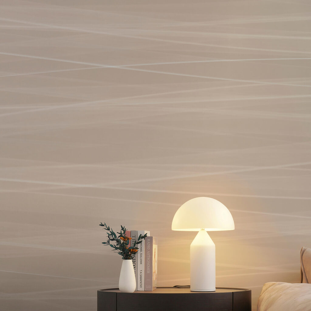 Bílé čáry na béžovém povrchu