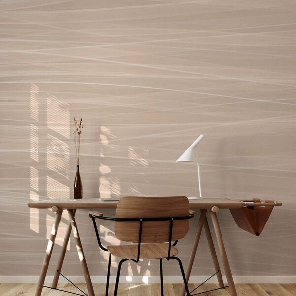 Bílé čáry na béžovém povrchu