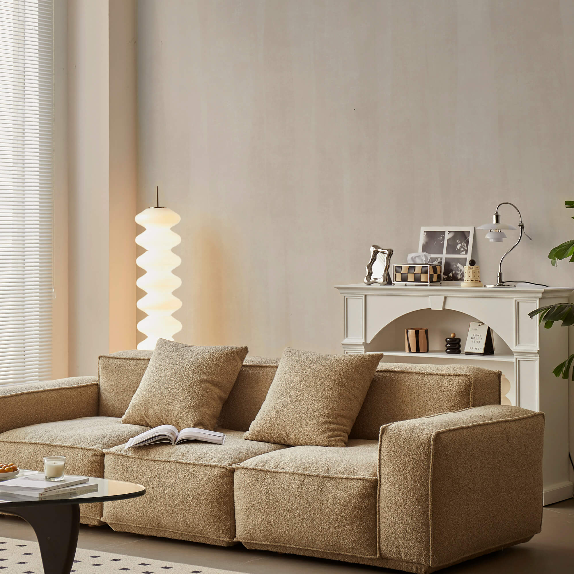 Jemné pruhy v měkkých neutrálních tónech