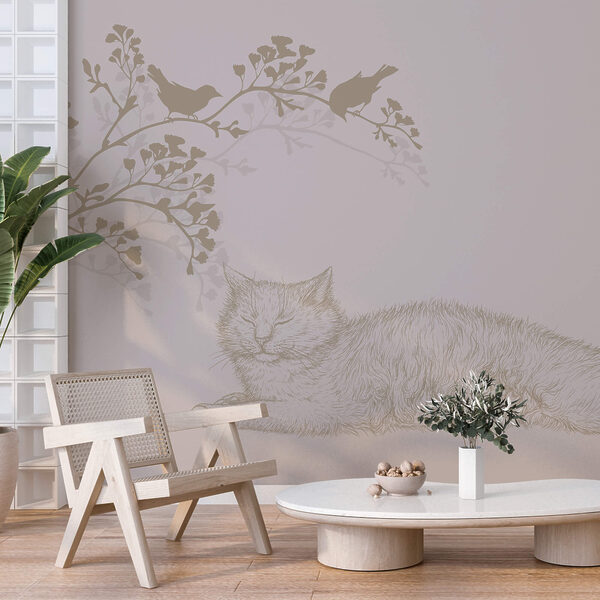 Kočka ležící na větvi stromu