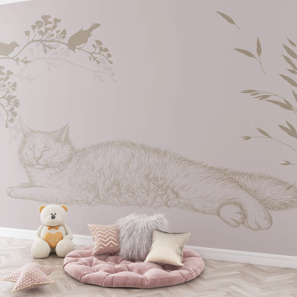 Kočka ležící na větvi stromu