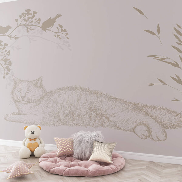 Kočka ležící na větvi stromu