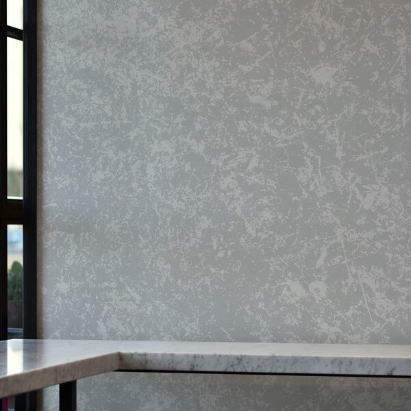 Bílý povrch s malými tečkami