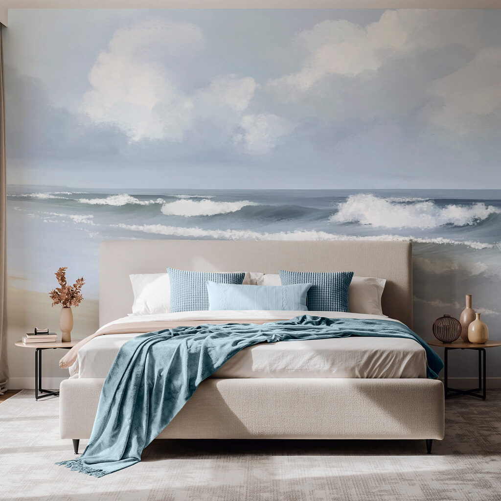 Pláž s vlnami narážejícími na břeh