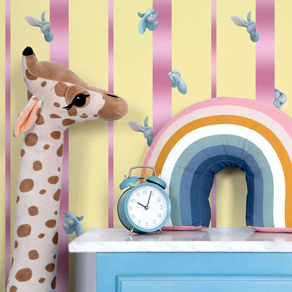 Růžovo-žluté pruhované pozadí s ptáky a mašlemi